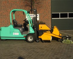Heftruck met veegmachine (1.0 / ASC200D)