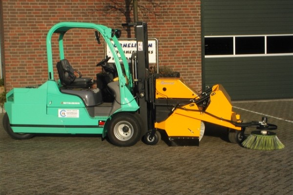 Heftruck met veegmachine (1.0 / ASC200D)